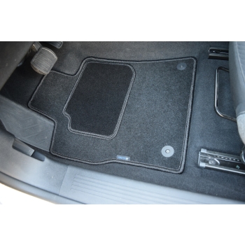 Opel Astra L kombi (2022–>) – Dywaniki samochodowe welurowe Silver  czarne - Standard