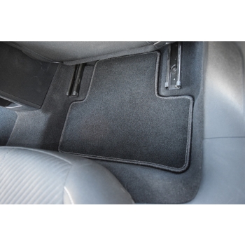 Opel Astra L kombi (2022–>) – Dywaniki samochodowe welurowe Silver  czarne - Standard