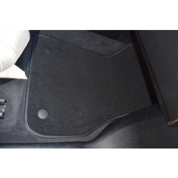 BMW X1 F 48 2015-2022r. Samochodowe dywaniki welurowe Gold (czarne)