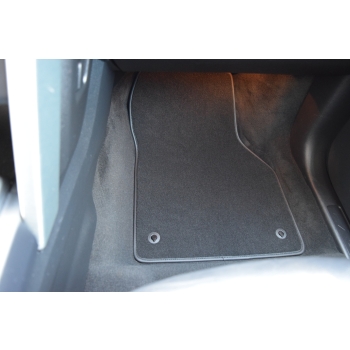 Land Rover Discovery Sport 2015-2019r. Dywaniki welurowe - PLATINUM - kolory do wyboru.